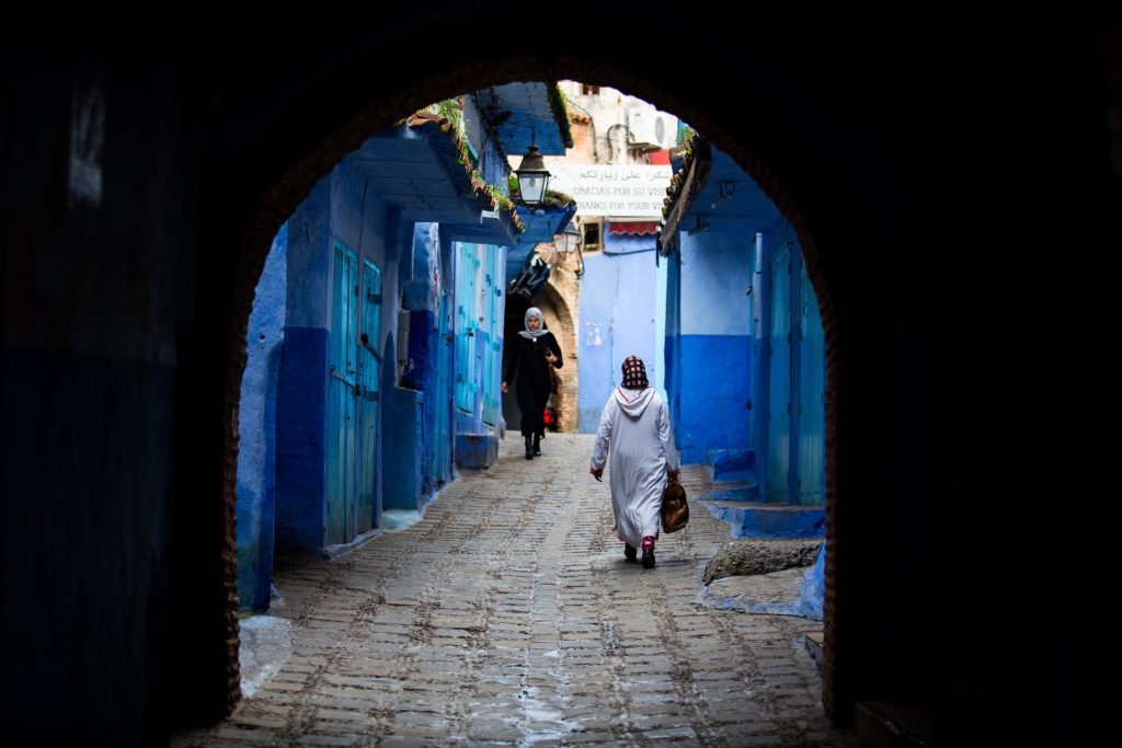 © mayoisr_pixabay Frau in einer Gasse