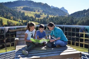 Familie am Berggasthaus Mostelberg © Sattel Hochstuckli Familie am Berggasthaus Mostelberg bei Sattel-Hochstuckli in der Schweiz