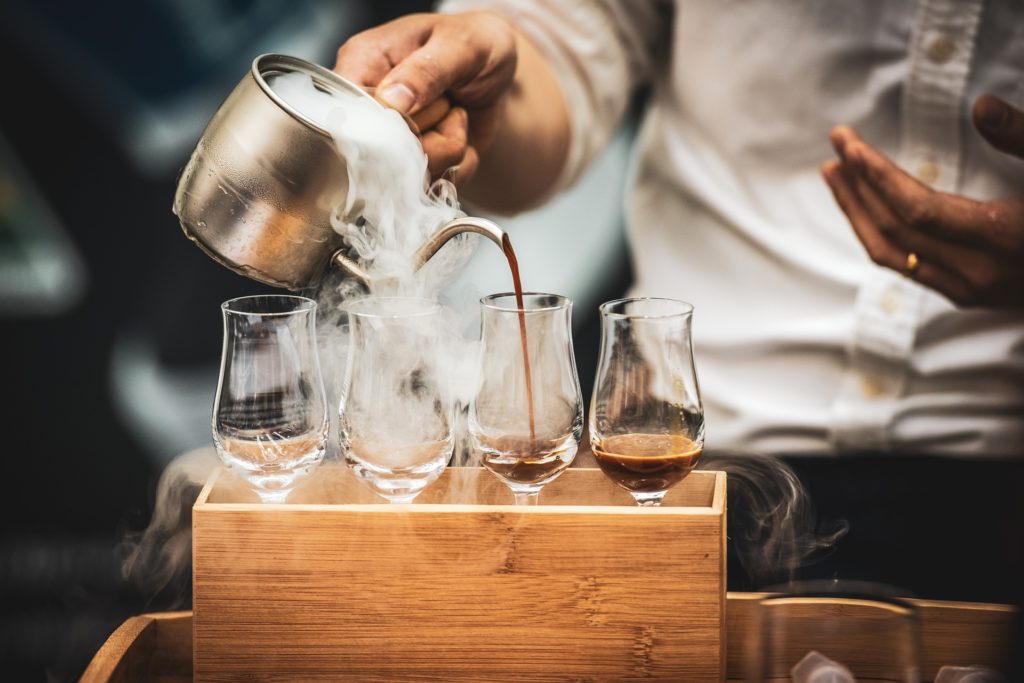 © picturexphotobnb_pixabay Barista eines Cafes setzt Expressos auf