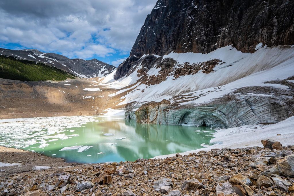 © Eelco Bohtling_unsplash Bergsee mit Schnee