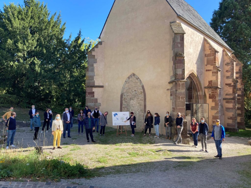 The group of the network meeting Excellence Initiative Sustainable Destinations in front of the Wintringer Chapel in Kleinblittersdorf.