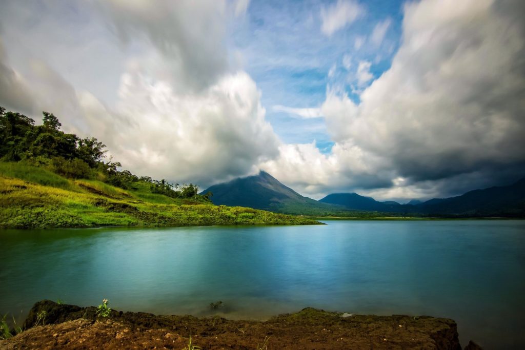 See mit Bergausblick in Costa Rica