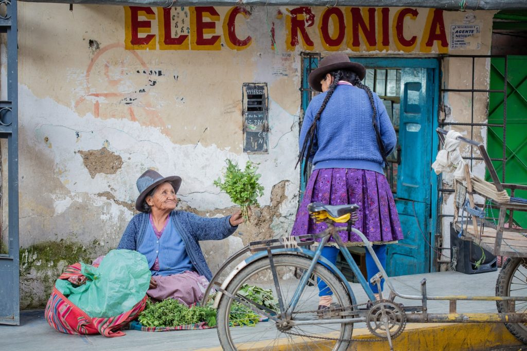 Frau alte Frauen am Straßenrand in Peru