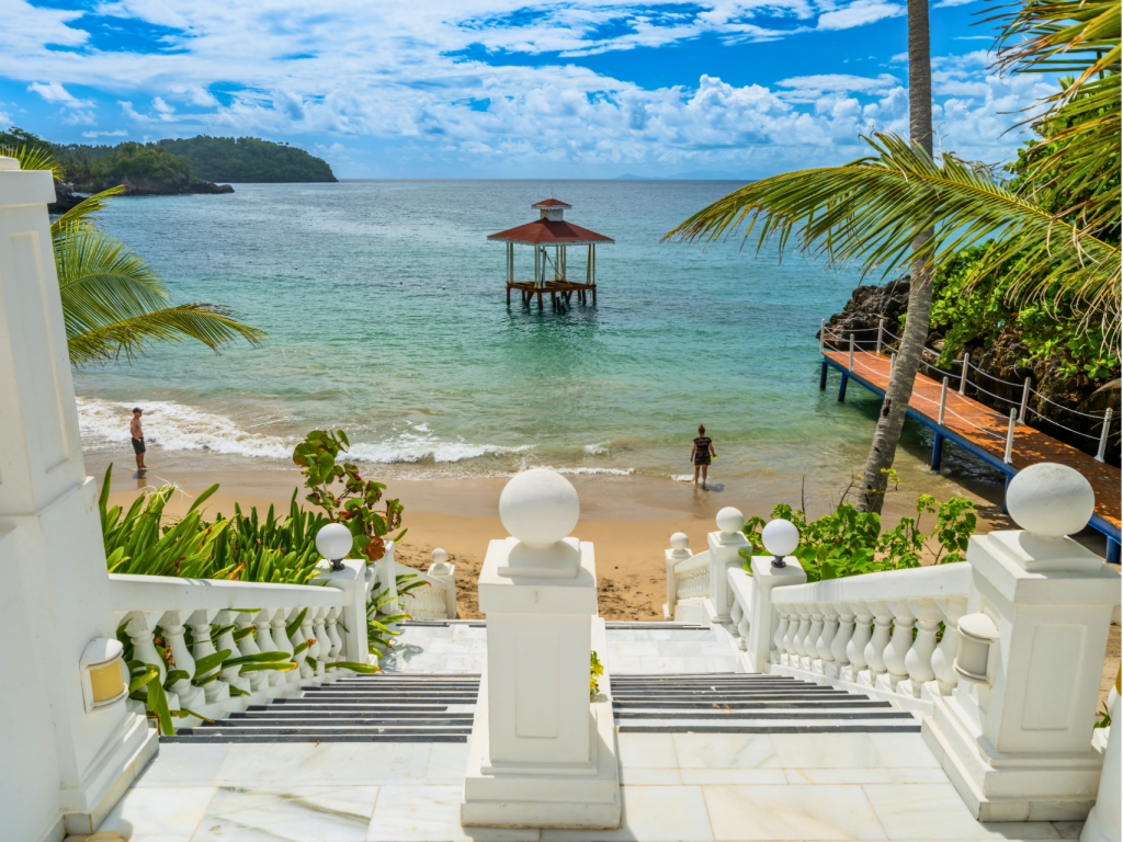 Blog del Diario de TourCert – Hotel en la República Dominicana Vista de un hotel frente a la playa en Samaná, que muestra el compromiso de la región con el turismo sostenible mientras preserva su belleza natural.