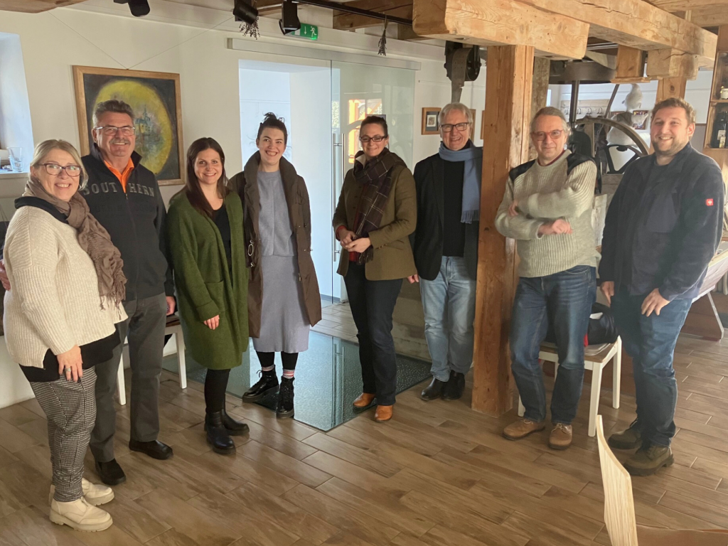 TourCert Journal Blog – Gruppenfoto Nachhaltigkeitsprozess © Florian Größwang Ein Gruppenfoto, aufgenommen in einer Tourismus-Einrichtung im Burgenland, auf dem Männer und Frauen in die Kamera schauen.